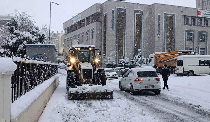 Haliliye Belediyesi karla mücadelede tam kadro sahada