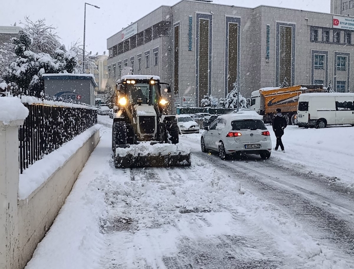 Haliliye Belediyesi karla mücadelede tam kadro sahada