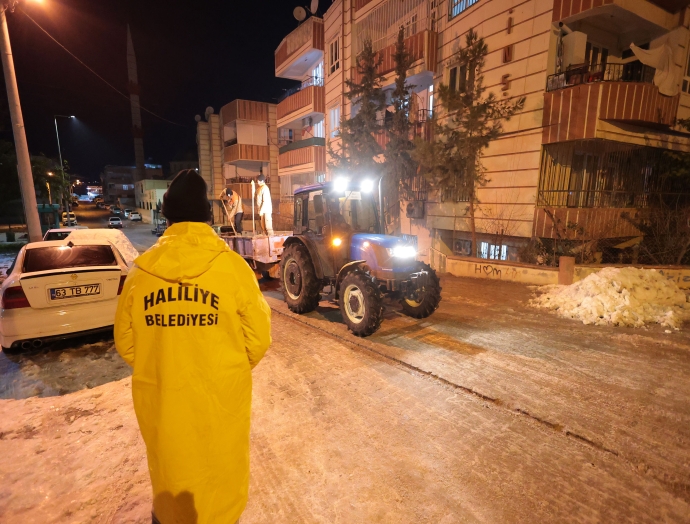 Haliliye’de kar mesaisi aralıksız sürüyor