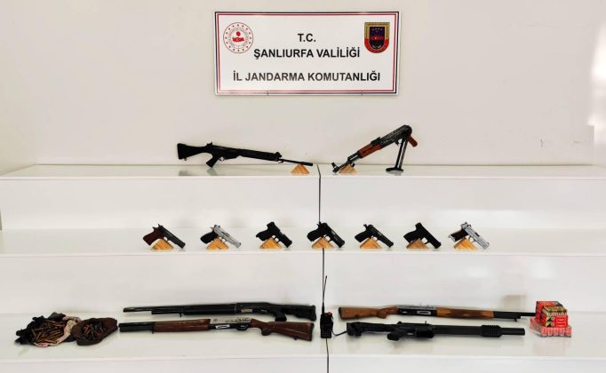 Şanlıurfa’nın bir ilçesinde çok sayıda silah ele geçirildi