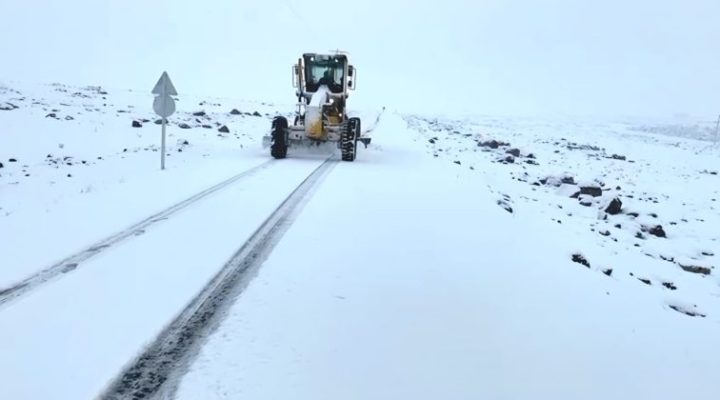 Siverek Belediyesi karla mücadele çalışmalarını aralıksız sürdürüyor