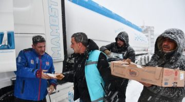 Siverek Belediyesi Yolda Kalanların Yardımına Koştu