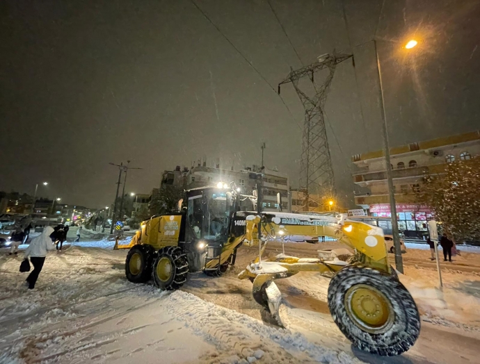 Haliliye’de kar mesaisi gece de sürdü