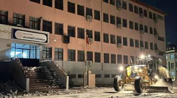 Haliliye’de okullarda kar temizliği için yoğun mesai