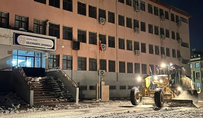 Haliliye’de okullarda kar temizliği için yoğun mesai