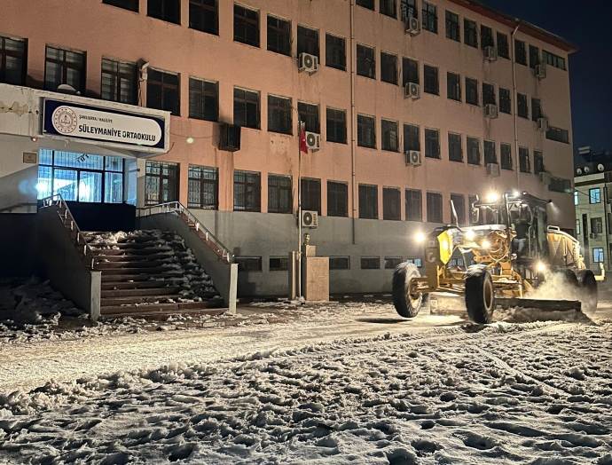 Haliliye’de okullarda kar temizliği için yoğun mesai