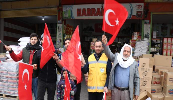 Haliliye Belediyesi’nden anlamlı bayrak dağıtımı