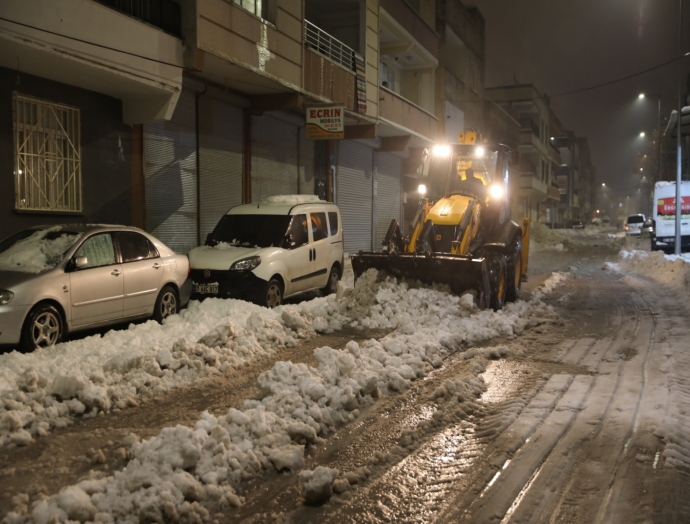 Haliliye Belediyesi ekipleri karla mücadelede kesintisiz sahada