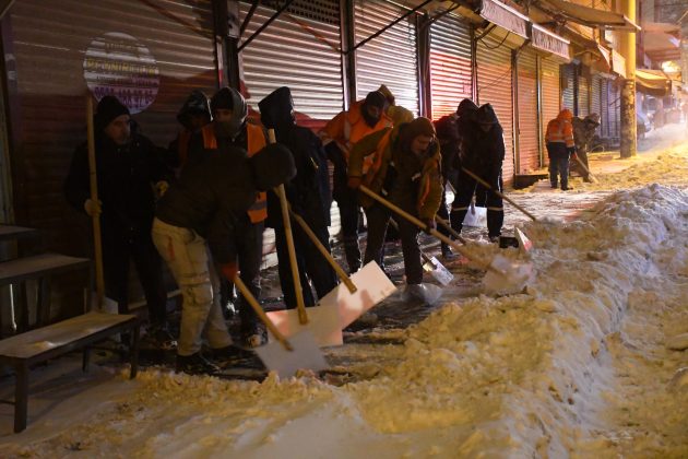 Siverek’te karla mücadele gece boyunca sürüyor