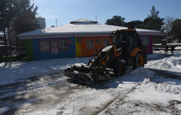 Siverek’te Karla Mücadele Gece Gündüz Demeden Sürüyor