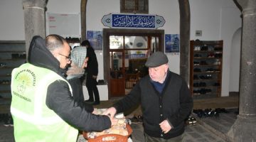 Siverek’te Miraç Kandili dolayısıyla camilerde ikramlarda bulunuldu