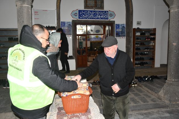 Siverek’te Miraç Kandili dolayısıyla camilerde ikramlarda bulunuldu