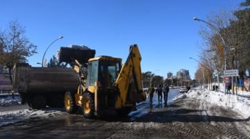 Siverek’te Kar Kütleleri Kamyonlarla Şehir Dışına Taşınıyor