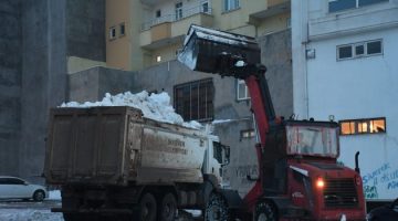 Siverek Belediyesi Gece Gündüz Demeden Karla Mücadelesini Sürdürüyor