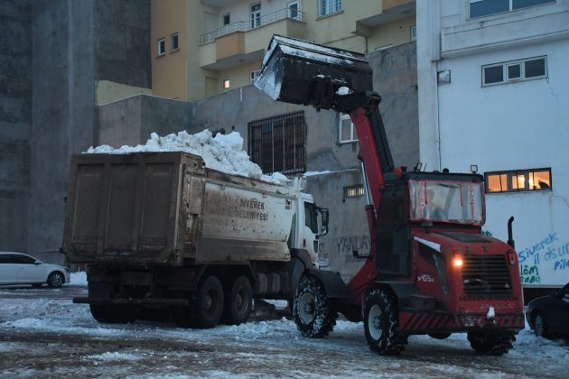 Siverek Belediyesi Gece Gündüz Demeden Karla Mücadelesini Sürdürüyor