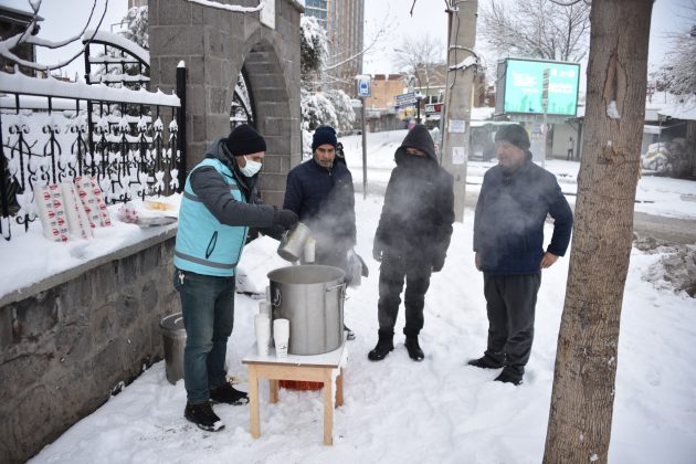Siverek’te sabahın erken saatlerinde sıcak çorba ikramı