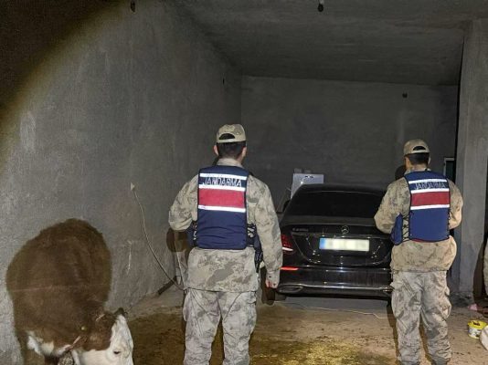 Ahırda Saklanan Çalıntı Araç Bulundu