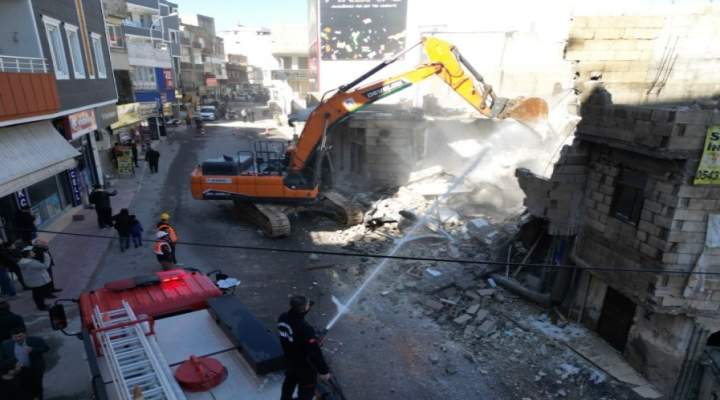 SSK caddesinde yolu genişletmek için yıkım çalışmaları sürüyor