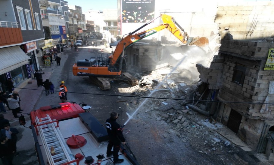 SSK caddesinde yolu genişletmek için yıkım çalışmaları sürüyor