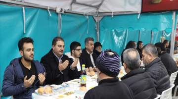 Başkan Canpolat ve Günbegi iftar sofrasında vatandaşla buluştu