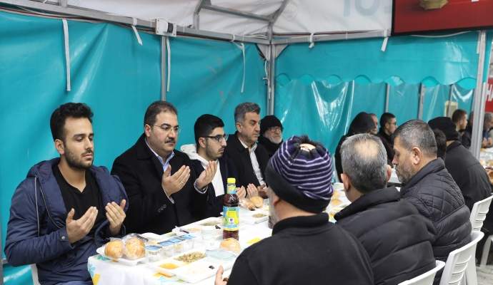Başkan Canpolat ve Günbegi iftar sofrasında vatandaşla buluştu