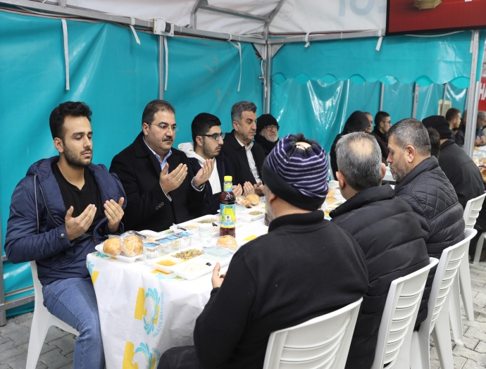 Başkan Canpolat ve Günbegi iftar sofrasında vatandaşla buluştu