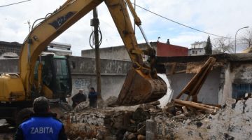 Siverek’te Metruk Evlerin Yıkımı Sürüyor