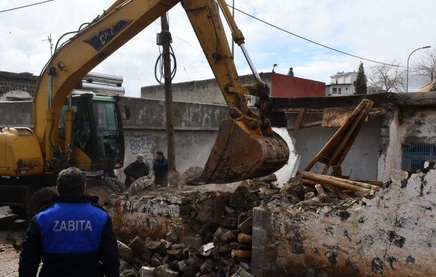 Siverek’te Metruk Evlerin Yıkımı Sürüyor