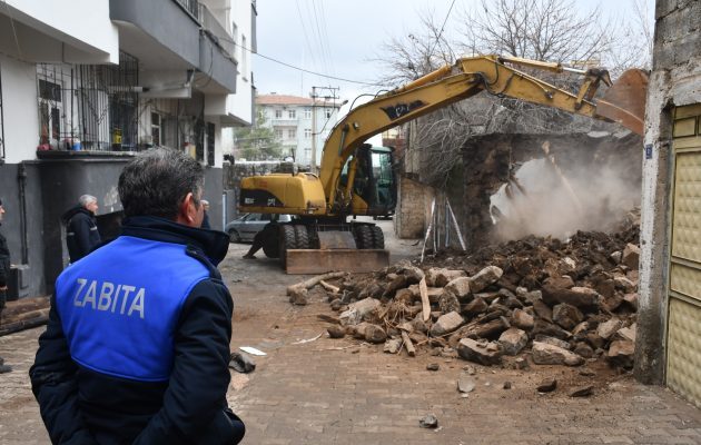 Siverek’te metruk evin yıkımı gerçekleştirildi