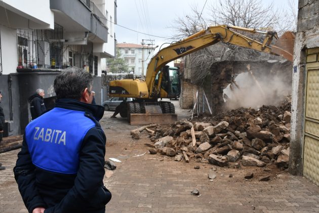Siverek’te metruk evin yıkımı gerçekleştirildi