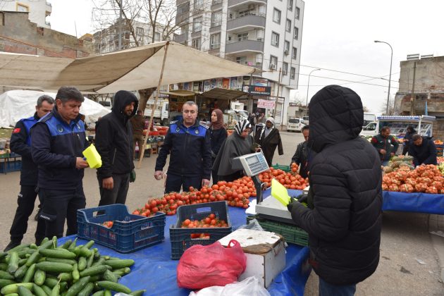 Siverek zabıtasından semt pazarında etiket ve tartı denetimi