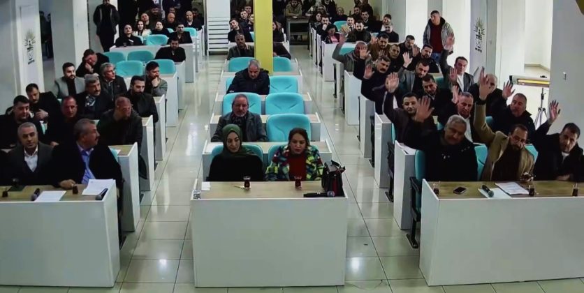 Başkan Bucak’tan YRP’li meclis üyelerine: “Gençlere harcanan bütçe israf değildir”