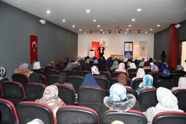 Siverek’te “Güçlü Kadın, Güçlü Toplum” Sempozyumu Düzenlendi