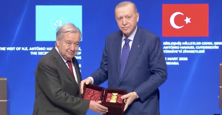 Atatürk Barış Ödülü’nü aldı